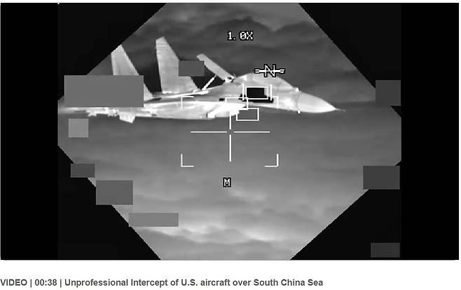 미군 B-52에 근접하는 중국군 J-11 전투기 [미군 인도태평양 사령부 동영상 캡처. 재판매 및 DB 금지]