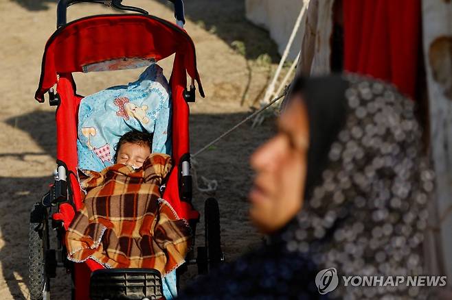 가자지구 남부 칸 유니스의 난민 텐트촌에 있는 피란민들의 모습 [로이터=연합뉴스]