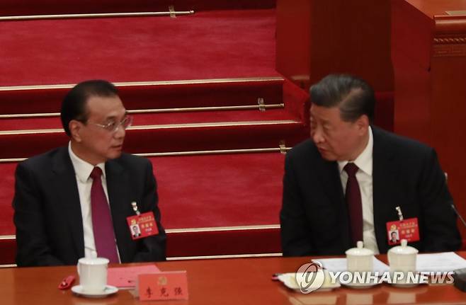 시진핑과 리커창 (베이징=연합뉴스) 한종구 특파원 = 22일 중국 베이징 인민대회당에서 중국 공산당 제20차 전국대표대회(당대회) 폐막식에서 시진핑 국가 주석과 리커창 총리가 대화하고 있다. 2022.10.22 jkhan@yna.co.kr