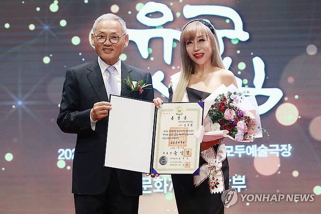 금관문화훈장 수상자 조수미 (서울=연합뉴스) 진연수 기자 = 세계적인 소프라노 조수미가 27일 오후 서울 서대문구 모두예술극장에서 열린 '2023 문화예술발전 유공 시상식'에서 유인촌 문화체육관광부 장관으로부터 금관문화훈장을 받은 뒤 기념촬영을 하고 있다. 2023.10.27 jin90@yna.co.kr