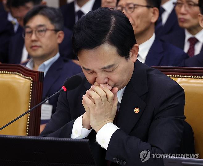 자료 보는 원희룡 장관 (서울=연합뉴스) 한상균 기자 = 원희룡 국토교통부 장관이 27일 국회 국토교통위원회 국정감사에서 자료를 보고 있다. 2023.10.27 xyz@yna.co.kr