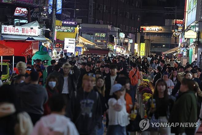 '핼러윈 불금' 붐비는 홍대 거리 (서울=연합뉴스) 류영석 기자 = 핼러윈 데이를 앞두고 시내 번화가에 인파 밀집이 예상되는 가운데 27일 오후 서울 마포구 홍대 거리가 시민들로 붐비고 있다. 2023.10.27 ondol@yna.co.kr