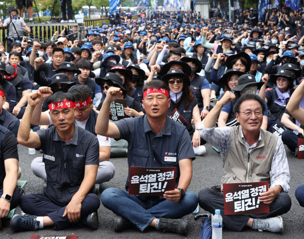 7월 12일 오후 서울 용산구 이촌역 인근에서 전국민주노동조합총연맹이 연 금속노조 총파업대회에서 양경수 위원장 (앞줄 가운데)과 조합원들이 노동 탄압 중단을 촉구하는 구호를 외치고 있다.(사진=연합뉴스)