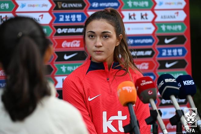 한국 여자 축구 대표팀 케이시 유진 페어가 16일 오전 경기도 파주NFC에서 2024 파리올림픽 2차예선을 앞두고 열린 소집 훈련에서 취재진과 인터뷰 하고 있다. (대한축구협회 제공) 2023.10.16/뉴스1