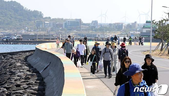 28일 오전 '제5회 제주플로깅 (JEJU-plogging) - 걸으멍, 도르멍, 주시멍(걷고, 뛰고, 줍고)' 참가자들이 제주시 조천읍 함덕해수욕장 해안길을 걷고 있다. 이 대회는 뉴스1 제주본부와 제주도지속가능발전협의회가 주최·주관했다.2023.10.28/뉴스1 ⓒ News1 고동명 기자