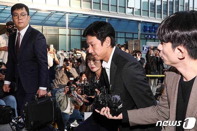 마약 투약 혐의를 받는 배우 이선균이 28일 오후 소환조사를 받기 위해 인천 남동구 인천논현경찰서로 들어서고 있다.  2023.10.28/뉴스1 ⓒ News1 이승배 기자