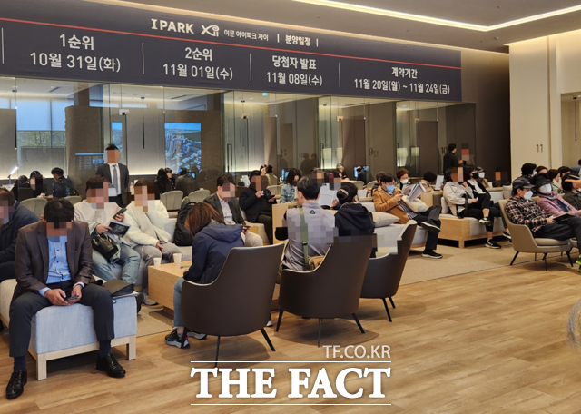 27일 오전 오픈 1일차를 맞은 서울 동대문구 '이문아이파크자이' 아파트 견본주택 상담 창구에 순서를 기다리는 예비 수요자들이 대기하고 있다. /최지혜 기자
