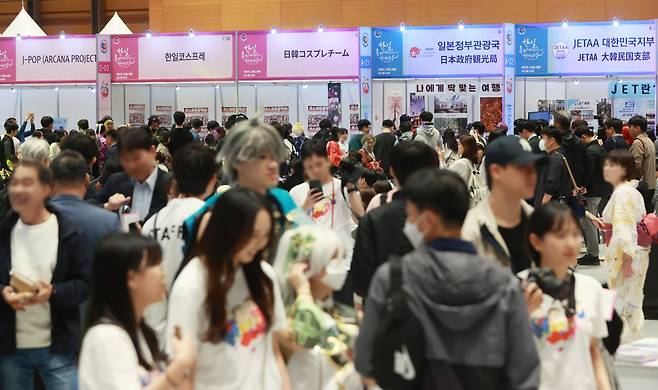 지난 22일 서울 강남구 코엑스에서 열린 '한일축제한마당'에서 관람객들이 부스를 둘러보고 있다./연합뉴스