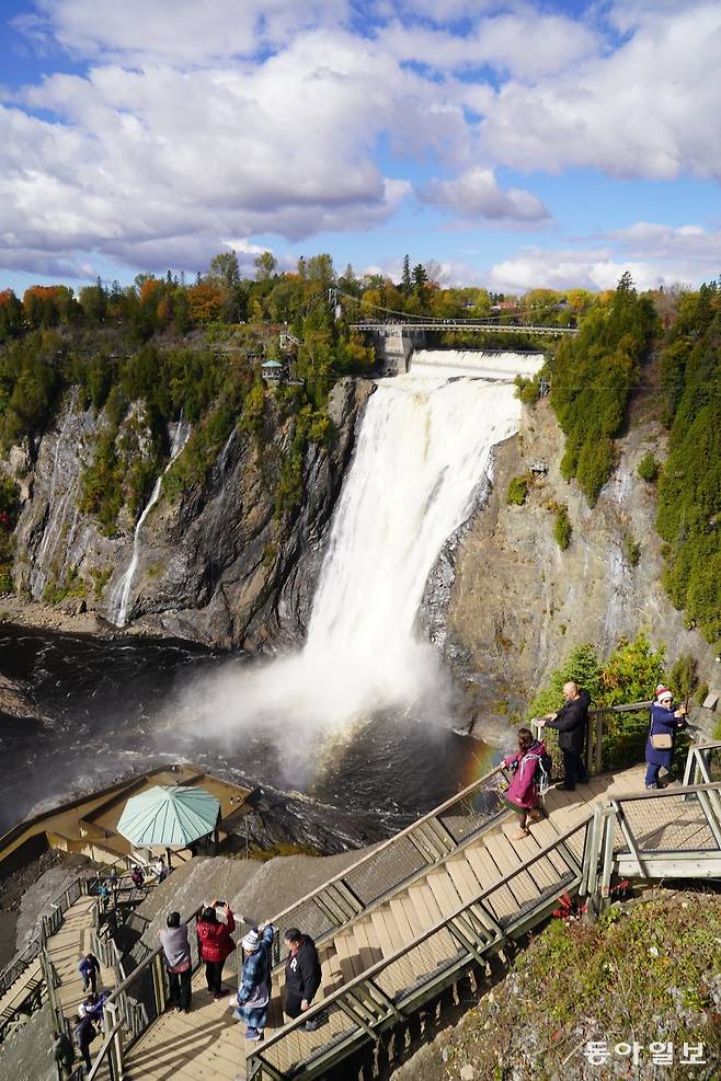 몽모랑시 폭포는 계단을 통해 폭포 아래 가까이 다가갈 수 있다.