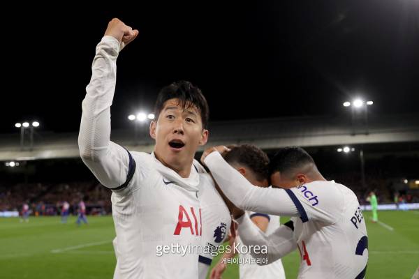 &nbsp;28일(한국시간) 영국 런던 셀허스트 파크에서 열린 크리스털 팰리스와의 2023~2024 EPL 10라운드 원정경기에서 득점한 손흥민이 환화하고 있다. 게티이미지