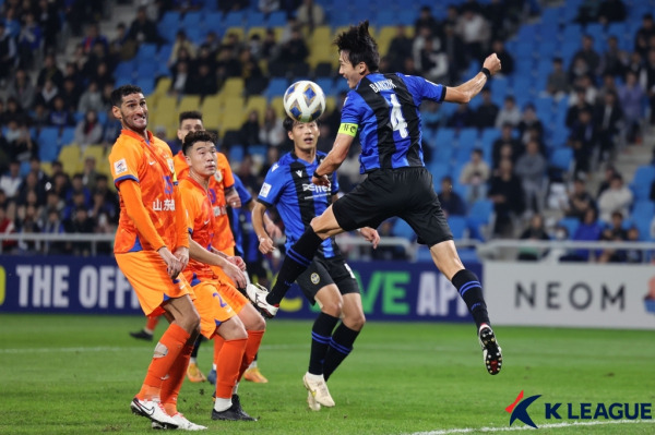 인천 센터백 오반석이 헤더를 하는 모습. 사진=프로축구연맹