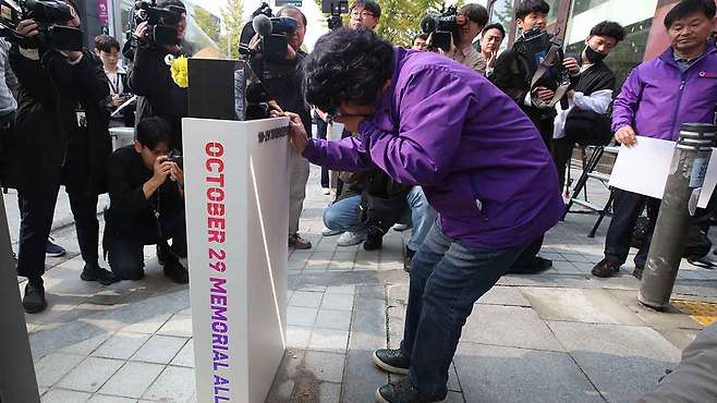 눈물 흘리는 이태원참사 유가족 [공동취재]