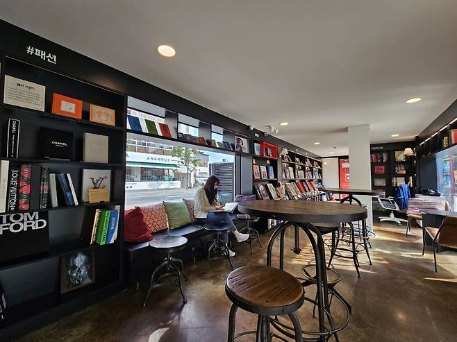 A visitor reads books at the Cheotmajunggil Library in Jeonju, North Jeolla Province (Kim Hae-yeon/ The Korea Herald)
