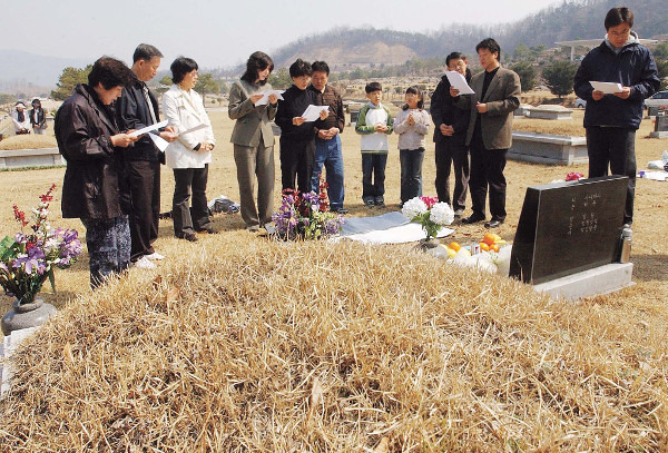 이 땅에 기독교 복음이 전해진 지 130여년이 됐지만 아직도 조상숭배나 제사 문제를 두고 고민하는 크리스천이 적지 않다. 사진은 한 기독교인 가정이 묘소에서 추모예배를 드리는 모습. 국민일보DB