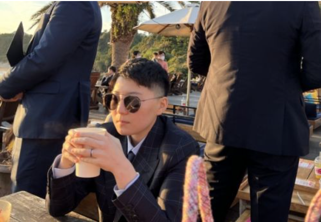 전청조(27)씨가 제주 한 카페에서 경호를 받으며 포즈를 취하고 있다. 김민석 강서구의원 제공