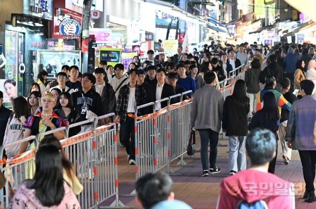 홍대 앞 거리에서 시민들이 우측 통행을 하고 있다.