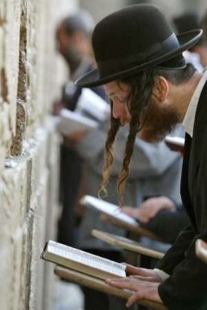 이스라엘 예루살렘 통곡의 벽에서 기도하고 있는 유대교 랍비의 모습. 이 소설은 유대교 집안에서 성장한 소년의 이야기이면서, 동시에 사회적 규범에 반하는 보편적 일탈의 은유로 읽힙니다. [로이터·연합뉴스]