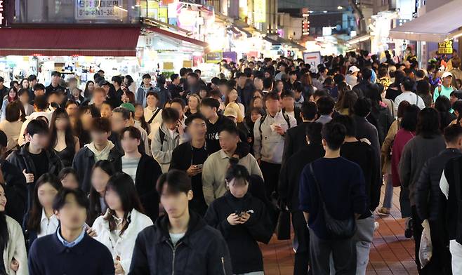 핼러윈 앞두고 북적이는 홍대거리