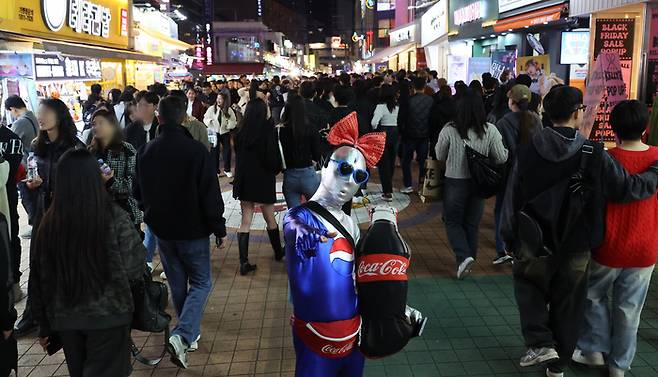 핼러윈 앞두고 북적이는 홍대거리