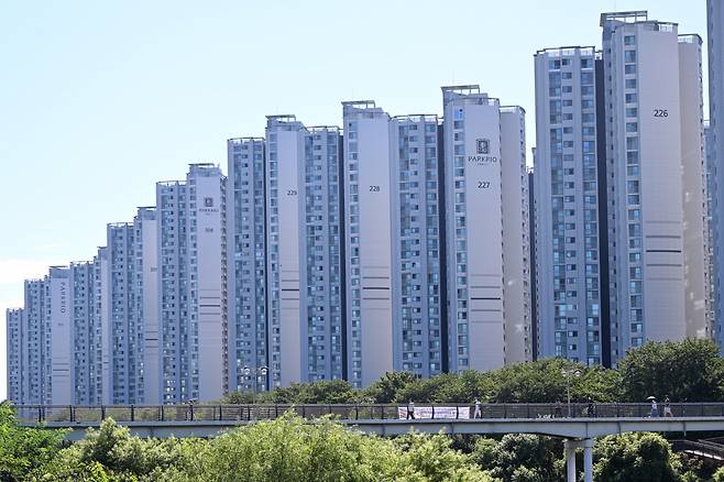 서울 송파구 성내천에서 시민들이 산책을 하고있는 가운데 뒤편으로 잠실 파크리오 아파트 전경이 보이고 있다. 임세준 기자