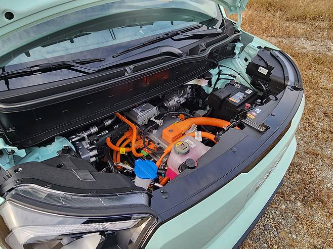 기아 레이EV 엔진룸. [김성우 기자]