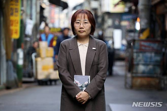 [서울=뉴시스] 박진희 기자 = 소설 '한 사람을 더하면' 작가 은모든이 지난 25일 서울 중구 한 카페에서 인터뷰 하고 있다. 2023.10.28. pak7130@newsis.com