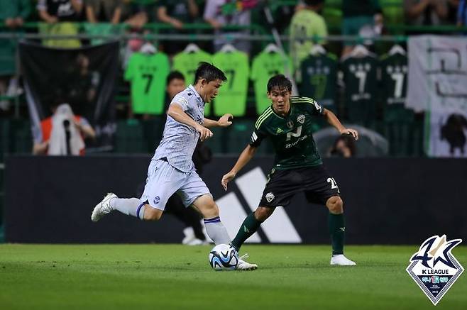 [서울=뉴시스] 프로축구 K리그1 인천유나이티드 미드필더 김도혁(왼쪽). (사진=한국프로축구연맹 제공) *재판매 및 DB 금지