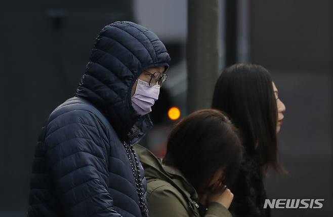 [서울=뉴시스] 김금보 기자 = 일교차가 큰 날씨를 보인 지난 23일 오전 서울 중구 명동거리에서 관광객들이 초겨울 옷차림으로 이동하고 있다. 2023.10.23. kgb@newsis.com