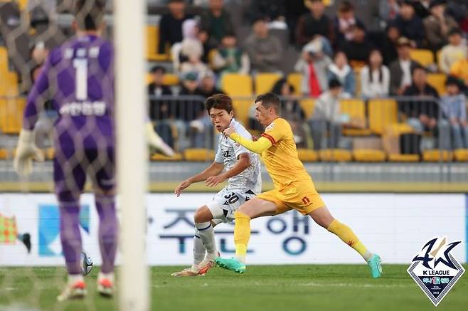 [서울=뉴시스]인천 최우진. 2023.10.28. (사진=한국프로축구연맹 제공) *재판매 및 DB 금지