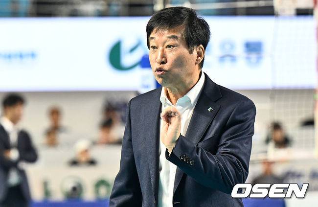 [OSEN=김천, 이석우 기자]IBK 기업은행 김호철 감독이 선수들을 독려하고 있다. 2023.10.28 / foto0307@osen.co.kr