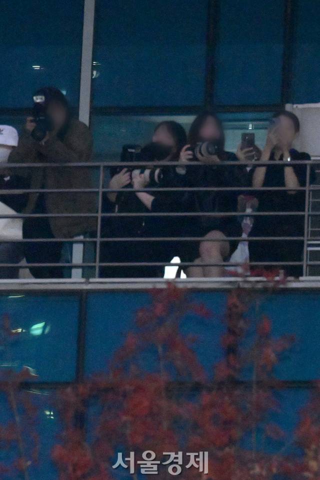 내려오라는 명령에 불응 중이다