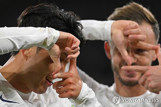 골 넣고 제임스 매디슨과 함께 '찰칵' 세리머니 하는 손흥민 [AFP=연합뉴스]