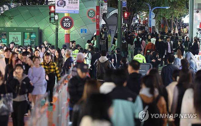 '핼러윈 불금' 붐비는 홍대 거리 (서울=연합뉴스) 류영석 기자 = 핼러윈 데이를 앞두고 시내 번화가에 인파 밀집이 예상되는 가운데 27일 오후 서울 마포구 홍대 거리가 시민들로 붐비고 있다. 2023.10.27 ondol@yna.co.kr