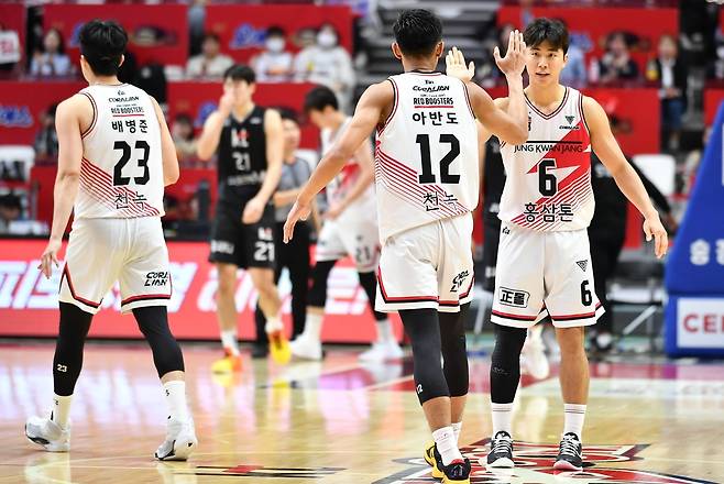 인삼공사 박지훈(오른쪽)과 아반도의 하이파이브 [KBL 제공. 재판매 및 DB 금지]