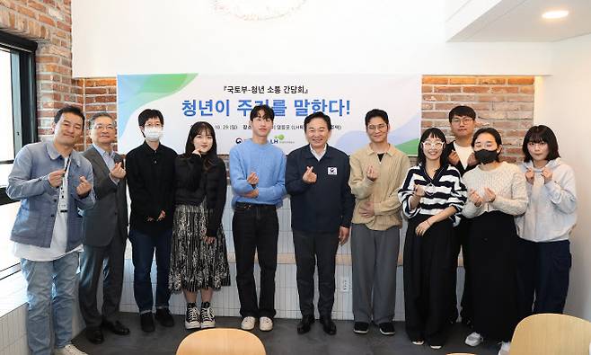 원희룡 국토교통부 장관(가운데)이 29일 민생행보로 서울시 영등포구에 위치한 청년 특화형 매입임대주택 아츠스테이를 방문했다. (사진=국토부)