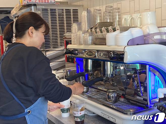 매장 내 일회용품 사용금지에 대한 계도기간을 한달 여 앞둔 27일 광주 광산구의 한 카페에서 직원이 플라스틱 컵에 음료를 만들고 있다. /뉴스1 ⓒ News1 조현우 인턴기자