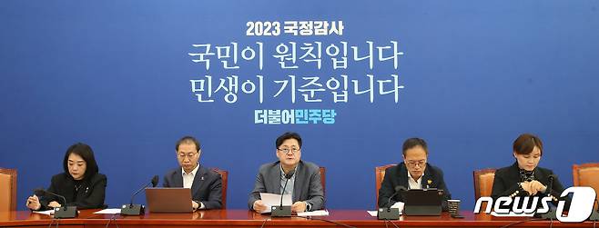 홍익표 더불어민주당 원내대표가 29일 오전 서울 여의도 국회에서 열린 2023 국정감사 평가 및 향후 대응방안 관련 기자간담회에서 발언을 하고 있다. 2023.10.29/뉴스1 ⓒ News1 임세영 기자