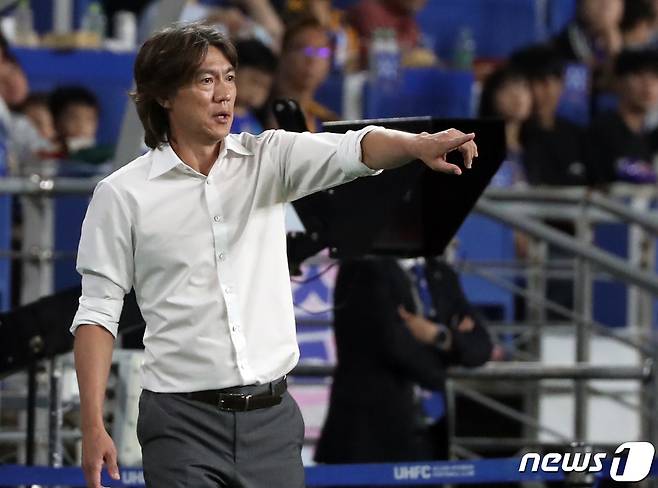 21일 오후 울산 문수축구경기장에서 열린 프로축구 '하나원큐 K리그1 2023' 울산현대와 제주유나이티드의 경기에서 울산 홍명보 감독이 작전 지시를 하고 있다. 2023.7.21/뉴스1 ⓒ News1 조민주 기자