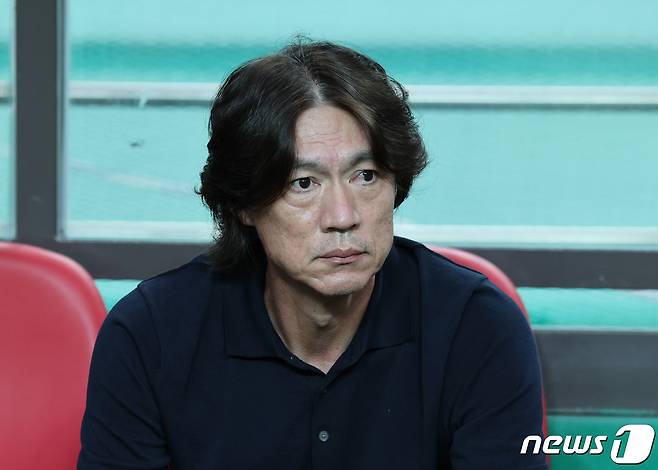 27일 오후 서울 마포구 서울월드컵경기장에서 열린 프로축구 ‘2023 하나원큐’ K리그1 25라운드 FC서울과 울산현대의 경기에서 홍명보 울산현대 감독이 그라운드를 바라보고 있다 2023.8.27/뉴스1 ⓒ News1 이재명 기자