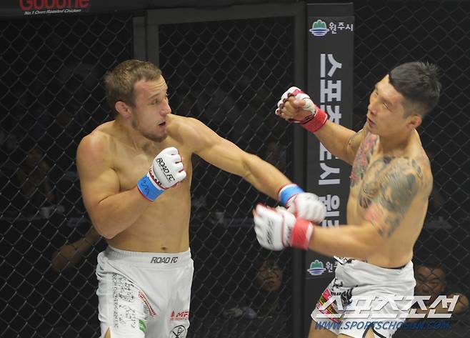 솔로비예프가 난딘에르덴에게 펀치를 날리고 있다. 사진제공=로드FC