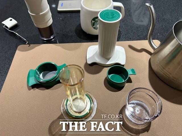 에스프레소를 추출하기 위해 스타벅스 '컴프레소'를 분해했다./ 선은양 기자