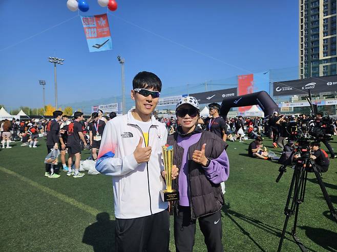 29일 강원 춘천에서 열린 춘천마라톤 10km 부문 남녀 우승자 오현준(왼쪽)과 강경아가 엄지를 든 채 웃고 있다. /박강현 기자