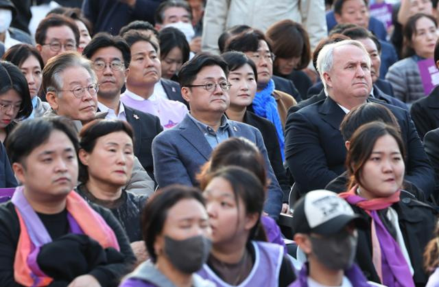 이재명 더불어민주당 대표(왼쪽부터)와 홍익표 원내대표, 인요한 국민의힘 혁신위원장 등이 29일 오후 서울 중구 서울광장에서 열린 10·29 이태원 참사 1주기 시민추모대회 기억, 추모, 진실을 향한 다짐에 참석해 있다. 뉴스1