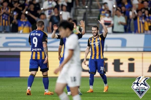 지난 6월 24일 열린 대구와의 홈경기에서 골을 기록한 바코(오른쪽)의 모습. 그는 마틴 아담과 함께 선발 출전해 대구의 골문을 겨냥한다. 사진=프로축구연맹