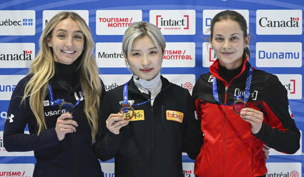 <yonhap photo-1315=""> Kim Gilli of South Korea, center, Kristen Santos-Griswold of the United States, left, and Danae Blais of Canada hold up their medals following the 1500-meter final race at the World Cup short track speedskating event in Montreal, Saturday, Oct. 28, 2023. (Graham Hughes/The Canadian Press via AP) MANDATORY CREDIT/2023-10-29 07:49:42/ <저작권자 ⓒ 1980-2023 ㈜연합뉴스. 무단 전재 재배포 금지.></yonhap>