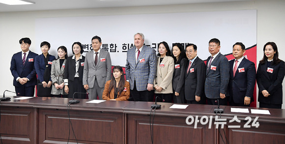 인요한 국민의힘 혁신위원장과 혁신위원들이 27일 서울 여의도 국민의힘 당사에서 열린 '국민과 함께 혁신위원회' 제1차 전체회의에 앞서 기념촬영을 하고 있다. 왼쪽부터 박우진·임장미·송희·정선화·오신환·이소희 혁신위원, 인요한 혁신위원장, 박소연·최안나·박성중·김경진·정해용·이젬마 혁신위원. [사진=곽영래 기자]