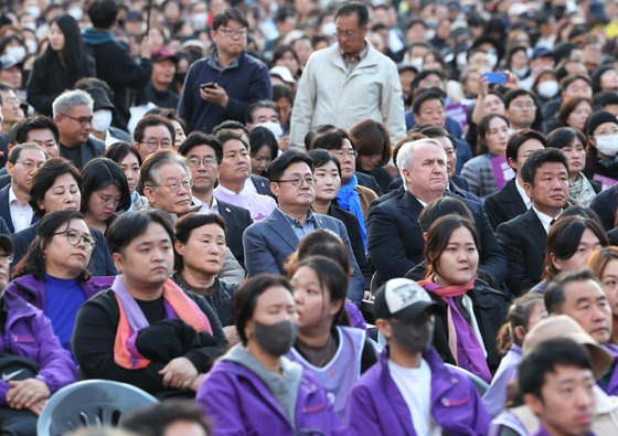 이재명 더불어민주당 대표와 인요한 국민의힘 혁신위원장 등이 29일 오후 서울 중구 서울광장에서 열린 10·29 이태원 참사 1주기 시민추모대회 '기억, 추모, 진실을 향한 다짐'에 참석해 있다. 뉴스1