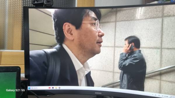 아이폰 15 프로를 이용해 브이로그 동영상을 촬영했다. 스마트폰으로 찍은 동영상을 대형 모니터로 띄운 것을 다시 다른 스마트폰으로 촬영했다. 정옥재 기자