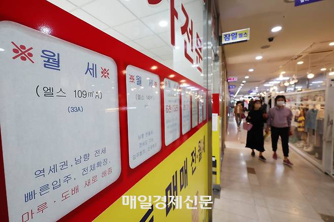 서울 송파구의 한 부동산중개업소에 월세 매물 안내문이 붙여있다. 본 기사와 관련 없음 [이충우 기자]