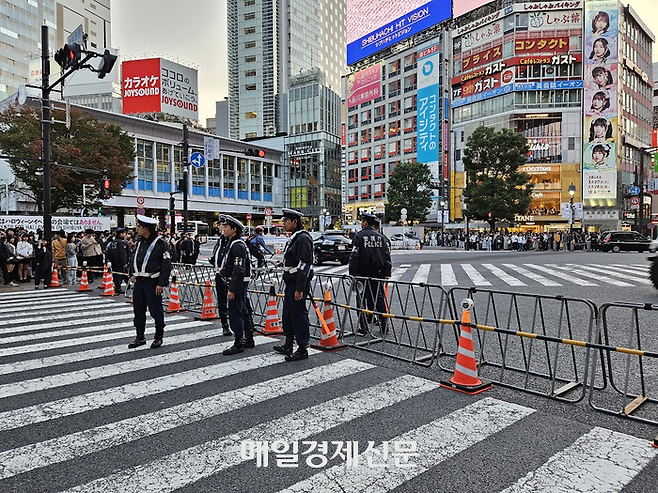 일본 시부야의 상징 스크램블 교차로를 바리케이드로 둘러싼 일본 경찰. [도쿄 이승훈 특파원]